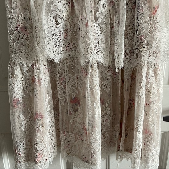 V. Chapman The Mia Dress in Natural Dainty Floral - Picture 13 of 16